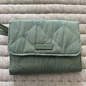 Vera Bradley Performance Twill Riley Wallet Pattern: Olive Leaf Like New
